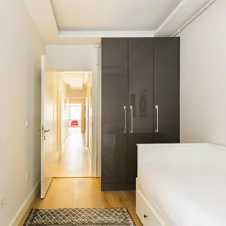 아파트 Chic, Cozy With Garden In Besiktas